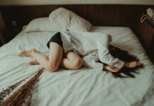 “만성피로, 내 생활 속 작은 변화로 극복하기” woman lying on bed