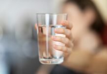 ‘일상 속 마시는 물 습관’이 건강 트렌드로…실천을 위한 세 가지 루틴 person holding clear drinking glass