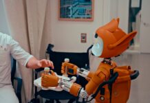 “AI, 내 건강도 챙긴다” 일상 속 AI 기반 건강관리 확산 Man gives robot bottles on a tray