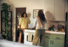내 마음 챙기기, 일상에서 실천하는 정신건강 루틴 Two women talking in a kitchen while cooking