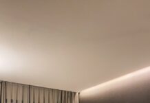 “깊은 잠이 일상 활력의 열쇠…일상에서 실천하는 수면 건강 트렌드” white bed with gray pillow
