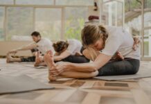 집에서도 쉽게 실천하는 필라테스, 건강 트렌드로 자리잡다 a group of people doing yoga in a room