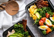 작심삼일 NO! 건강을 지키는 식단 트렌드와 실생활 실천법 a couple trays of food