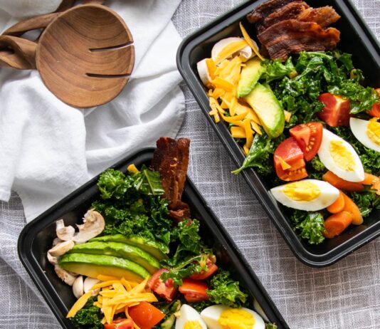 작심삼일 NO! 건강을 지키는 식단 트렌드와 실생활 실천법 a couple trays of food