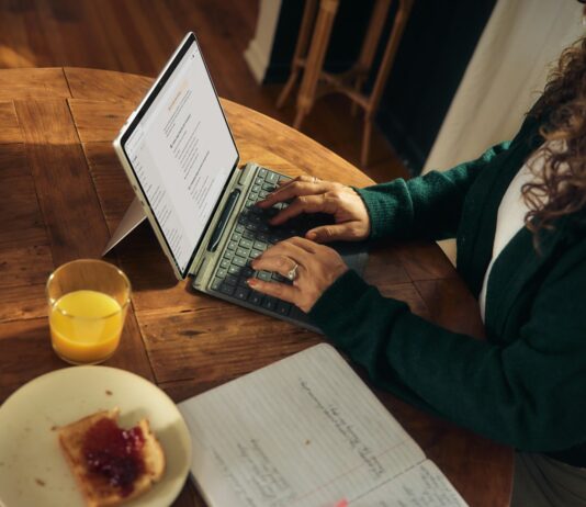 집에서 쉽게 따라하는 마인드풀 식사, 건강하게 먹는 새로운 습관 Woman typing on laptop at wooden table with breakfast.